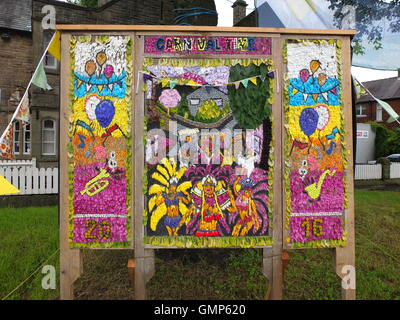 Una medicazione per bene con il tema del 'Tempo di Carnevale" in Crosspool, Sheffield. Prodotti come parte del Festival Crosspool. Foto Stock