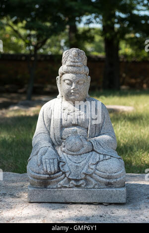 Gyeongju, Corea del Sud - Agosto 18, 2016: Statua del Buddha in Bunhwangsa. Bunhwangsa è un tempio costruito in epoca Silla. Foto Stock