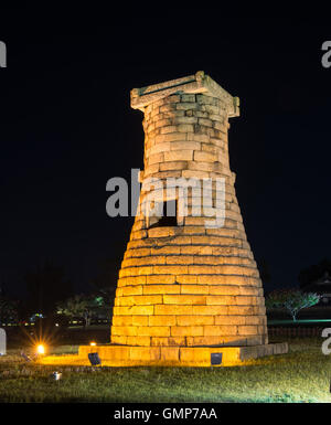 Gyeongju, Corea del Sud - Agosto 18, 2016: Osservatorio Cheomseongdae per più di mille anni di Gyeongju. vista notturna Foto Stock