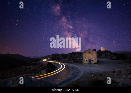 Via Lattea sopra la cappella di San Sebastiano, con mausoleo vicino a Palasca nella regione della Balagne in Corsica con auto sentieri di luce Foto Stock