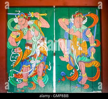 Gyeongju, Corea del Sud - Agosto 18, 2016: Legno custode coreano figura in Bulguksa Foto Stock