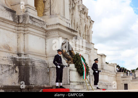 Tomba del Milite Ignoto custodito da soldati al Victor Emmanuel monument Roma Italia Foto Stock