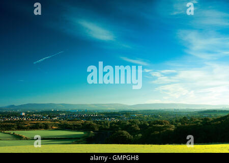 Guardando attraverso di Glasgow alla Campsie Fells da dighe a Darnley Country Park, Barrhead, East Renfrewshire Foto Stock