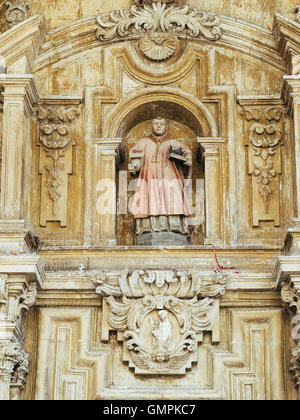 Carving ornati con figura nell'alcova all'ingresso alla chiesa di San Vicente San Sebastian Donostia Spagna Foto Stock