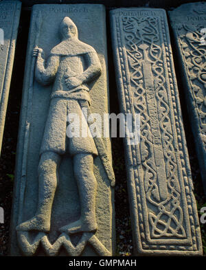 Parte di una collezione di West Highland graveslabs scolpiti a Kilmartin sagrato, Argyll: esempi del Loch Awe Scuola di scultura. Foto Stock