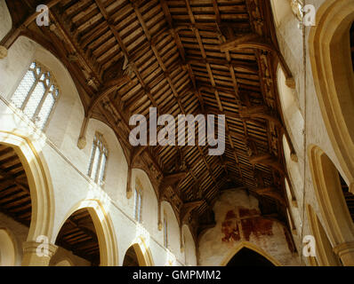 St Agnus' Church, Cawston, Norfolk: C XV-martello angelo trave del tetto al di sopra navata con figure di cherubini di intera lunghezza di serafini & altre figure permanente. Foto Stock