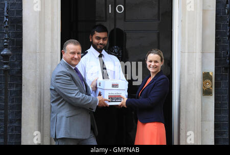 Premere & ufficiale reporter Lindsay Razaq (destra) e ha attirato Hendry (sinistra), MP per Inverness, Nairn, Badenoch & Strathspey, mano in una petizione al 10 di Downing Street, Londra, esortando il governo per salvare lo storico Fort George caserma. Foto Stock