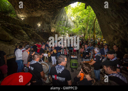 "Zikiro Jate' tradizionale festa nella grotta delle streghe, a Zugarramurdi (Spagna). Gruppo di riproduzione di musica. Lettore di fisarmonica. Foto Stock