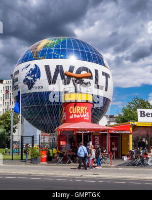 Il curry Wurst fast food e di stallo Welt ormeggiati balloon ride. Attrazioni turistiche nel quartiere Mitte di Berlino, Germania. Foto Stock