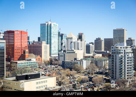 Lo skyline di Edmonton, Alberta, Canada, all'inizio della primavera. Foto Stock