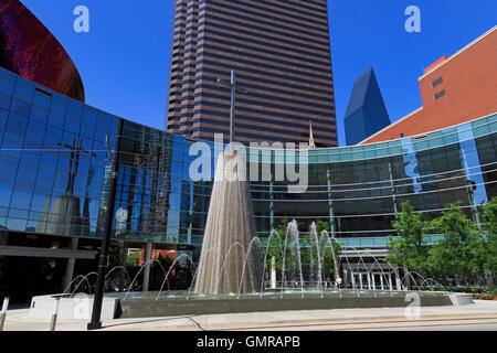 Jeffress Fountain Plaza, primo Battista centro di culto, Dallas, Texas, Stati Uniti d'America Foto Stock