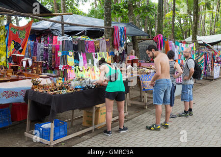 I turisti shopping presso bancarelle Dominical Village, Costa Rica, America Latina Foto Stock