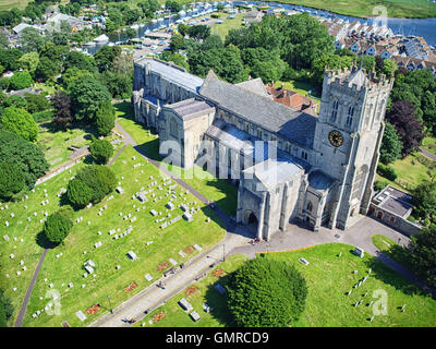 Vista aerea di Christchurch Priory & cimitero a Christchurch, Dorset, Inghilterra. Foto Stock