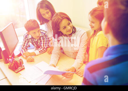 Un gruppo di ragazzi in età scolare con insegnante in classe Foto Stock