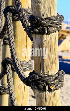 Corda tenendo pali in legno Foto Stock