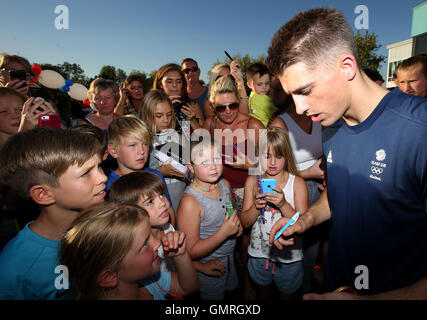 Team GB doppio campione olimpico Max Whitlock segni autografi con bambini locali durante un evento di homecoming a South Essex club di ginnastica, Basildon. Foto Stock