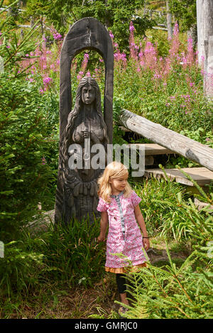 Bambino ragazza bionda che compaiono intorno a molla del fiume Vltava, Sumava National Park, Repubblica Ceca Foto Stock