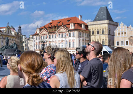 Gruppo di turisti stranieri ascolta la loro guida sulla piazza centrale di Praga, Repubblica Ceca, il 15 agosto 2016 Foto Stock