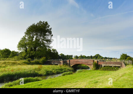 Un mattone il ponte sul fiume Cuckmere, vicino a Alfriston in East Sussex, Regno Unito Foto Stock