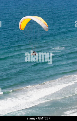 Il parapendio in tandem oltre oceano di San Diego, California. Foto Stock