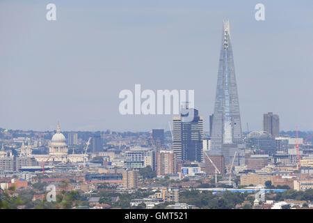 Una vista generale della skyline di Londra, compreso il coccio e la Cattedrale di St Paul, visto da One Tree Hill, Manor Park. Foto Stock