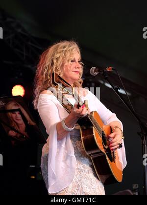 Festival Cornbury, Oxfordshire 8 luglio 2016, UK, Stella Parton dal vivo sul palco al Festival Cornbury Foto Stock