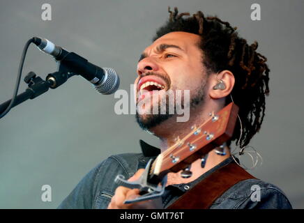 Festival Cornbury, Oxfordshire 10th luglio 2015, REGNO UNITO, Ben Earle con Il Shires dal vivo sul palco al Festival Cornbury Foto Stock