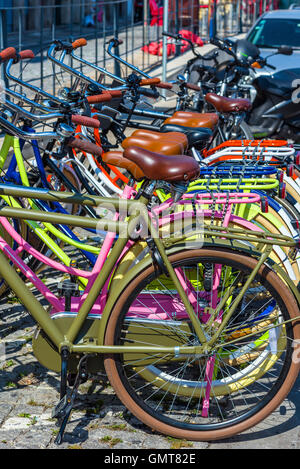 Colore Vintage biciclette parcheggiate in una strada europea. Foto Stock