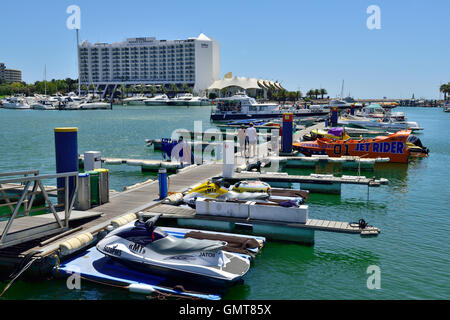 Barche nel porto di Vilamoura in Portogallo Tivoli hotel in background, vicino a Faro Foto Stock