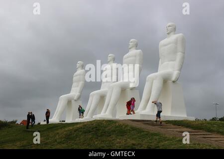 La scultura monumentale di uomini in mare, situato sulla riva del mare accanto a Esbjerg. Si tratta di 9 metri o 9 metri di altezza. La Danimarca, in Scandinavia, Europa. Foto Stock