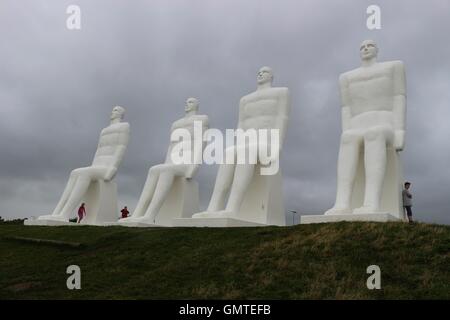 La scultura monumentale di uomini in mare, situato sulla riva del mare accanto a Esbjerg. Si tratta di 9 metri o 9 metri di altezza. La Danimarca, in Scandinavia, Europa. Foto Stock