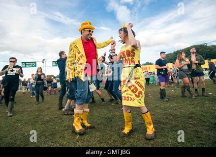 I frequentatori del festival godetevi il festival di Leeds a Bramham Park, Bramham West Yorkshire. Foto Stock