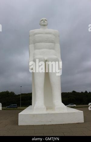 La scultura monumentale di uomini in mare, situato sulla riva del mare accanto a Esbjerg. Si tratta di 9 metri o 9 metri di altezza. La Danimarca, in Scandinavia, Europa. Foto Stock