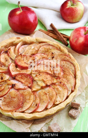 La cottura di frutta, torta di mele e frutta fresca Foto Stock