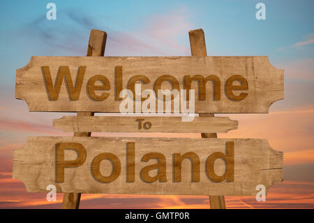 Benvenuti in Polonia segno su uno sfondo di legno Foto Stock