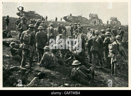 Spostare i serbatoi fino a Hindenberg linea, 1918 battlefield fotografia di carri inglesi dotati di presepi nel finale di Allied anticipo della Grande Guerra Foto Stock