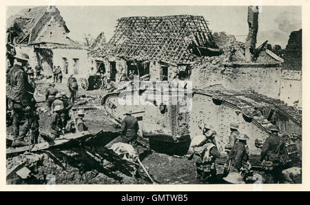 Carri inglesi Sposta in alto, 1918 battlefield fotografia di un serbatoio nello spostamento verso l'alto con la fanteria nel finale di Allied anticipo della Grande Guerra Foto Stock