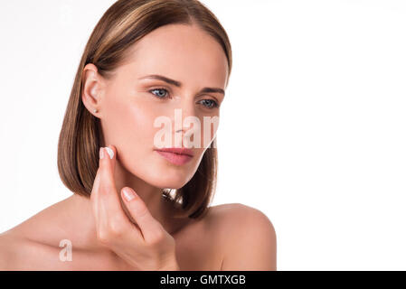 Piuttosto giovane donna l'applicazione di cosmetici Foto Stock