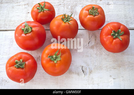 Pomodori bianco su una superficie di legno Foto Stock