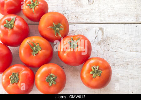 Pomodori bianco su una superficie di legno Foto Stock