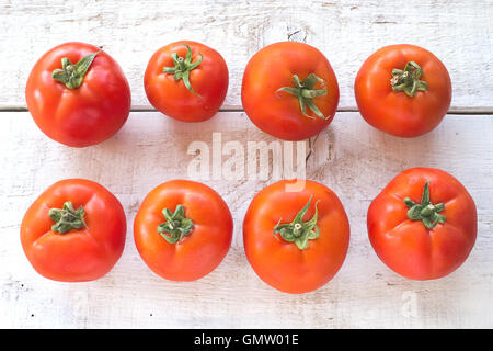 Pomodori bianco su una superficie di legno Foto Stock