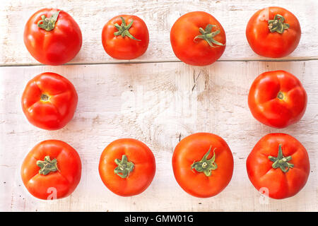 Pomodori bianco su una superficie di legno Foto Stock