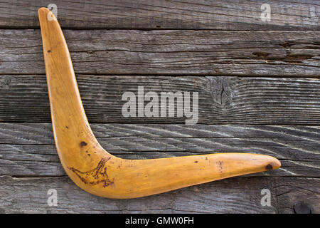 Il Boomerang sulla vecchia scheda di legno Foto Stock