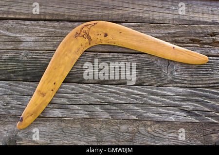 Il Boomerang sulla vecchia scheda di legno Foto Stock