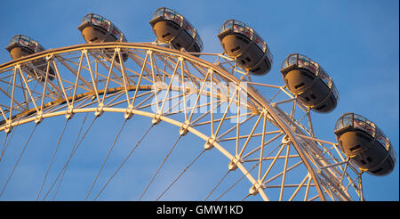 Vista ravvicinata delle capsule del London Eye e della struttura di supporto bianca contro un cielo azzurro chiaro durante il giorno. Foto Stock