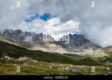 Le Dolomiti, Italia. La Cresta di Costabella sopra il Passo San Pellegrino in estate - la Forcella del Ciadin sulla destra Foto Stock