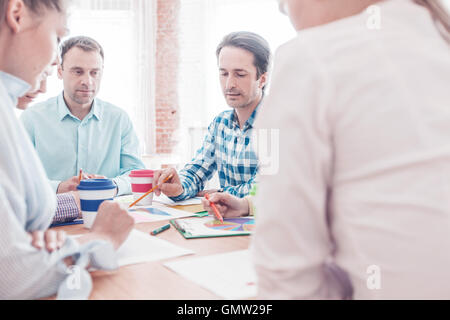 Diverse persone che lavorano con i report finanziari Foto Stock