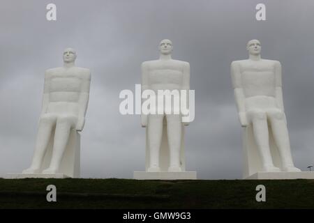 La scultura monumentale di uomini in mare, situato sulla riva del mare accanto a Esbjerg. Si tratta di 9 metri o 9 metri di altezza. La Danimarca, in Scandinavia, Europa. Foto Stock