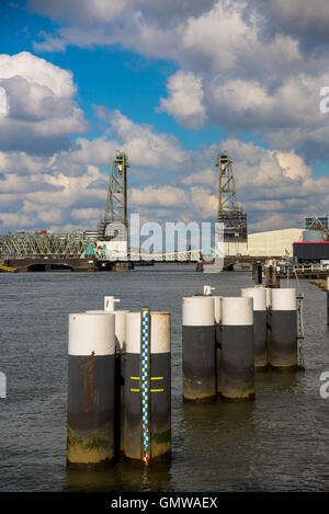 Famoso hefbridge in acciaio a Rotterdam olanda Foto Stock