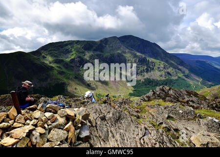 Summit cairn e uomo su Haystacks Foto Stock